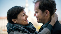 Marie (Victoria Mayer) eröffnet Peter (Godehard Giese) glücklich | Bildquelle: WDR/Alexander Fischerkoesen Marie (Victoria Mayer) eröffnet Peter (Godehard Giese) glücklich