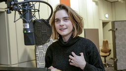 Vanessa Loibl im Hörspielstudio (Archivfoto) | Bildquelle: WDR/NDR/Cordula Kropke Vanessa Loibl im Hörspielstudio (Archivfoto)
