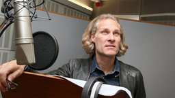 Daniel Berger im Hörspiel Studio | Bildquelle: WDR/Sibylle Anneck Daniel Berger im Hörspiel Studio
