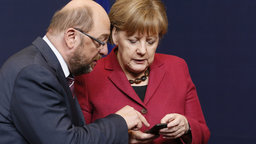 Angela Merke und Martin Schulz | Bildquelle: dpa/Julien Warnand Angela Merke und Martin Schulz