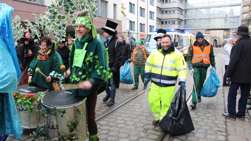 Müllmänner räumen den Müll einer Karnevaltruppe weg