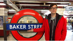 Ralph Caspers in der U-Bahn-Haltestelle Baker Street. | Bildquelle: WDR/Katja Engelhardt Ralph Caspers in der U-Bahn-Haltestelle Baker Street.