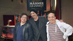 Torsten Sträter mit den Gästen Hennes Bender (l) und Bernhard Hoëcker (r). | Bildquelle: WDR/Melanie Grande Torsten Sträter mit den Gästen Hennes Bender (l) und Bernhard Hoëcker (r).
