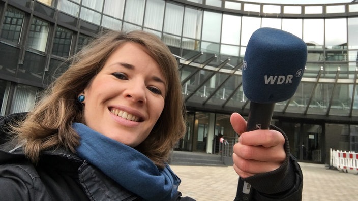 WDR 2 Reporterin Lena vor dem Landtags-Gebäude