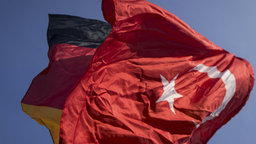 Fahne Türkei / Deutschland | Bildquelle: Christian Charisius/dpa Fahne Türkei / Deutschland