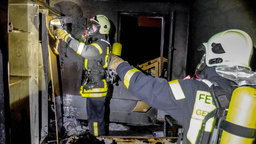 Feuerwehrleute im Einsatz | Bildquelle: WDR/Feuerwehr Gelsenkirchen Feuerwehrleute im Einsatz
