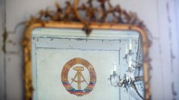 das Emblem der DDR in einem Barockspiegel | Bildquelle: ZB/Jens Büttner das Emblem der DDR in einem Barockspiegel