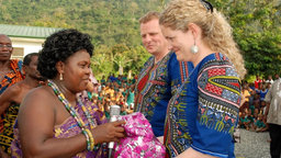 Hebamme Sonja Liggett-Igelmund wird in Ghana zur Königin gekrönt.