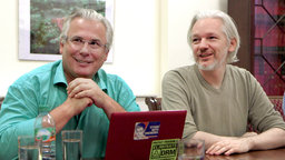 Jurist Baltasar Garzón (l) und WikiLeaks-Mitbegründer und Sprecher Julian Assange