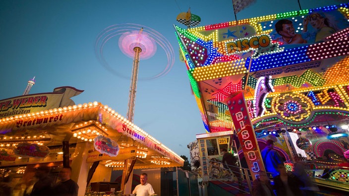 Bunt beleuchtete Kirmes bei Nacht | Bildquelle: WDR/Philipp Bösel Bunt beleuchtete Kirmes bei Nacht