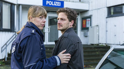 Markus Lindemann (Holger Stockhaus, r) trifft vor der Wache Frauke Vierboom (Anna Böger) | Bildquelle: WDR/Ziegler Film/Frank Dicks Markus Lindemann (Holger Stockhaus, r) trifft vor der Wache Frauke Vierboom (Anna Böger)