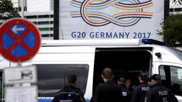 Polizei und Einsatzwagen | Bildquelle: AP Photo/Matthias Schrader Polizei und Einsatzwagen