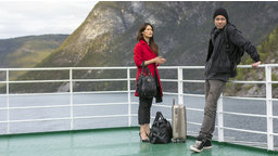 Aksels Frau Angie (Elaine Tan) und sein Sohn Tim (Mathias Romano
