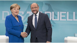 Shake-Hand zwischen Angela Merkel und ihrem Martin Schulz | Bildquelle: WDR/Herby Sachs Shake-Hand zwischen Angela Merkel und ihrem Martin Schulz