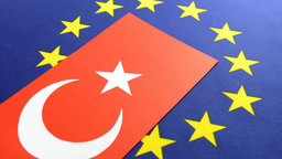 Flaggen von Türkei und Europa | Bildquelle: imago Flaggen von Türkei und Europa