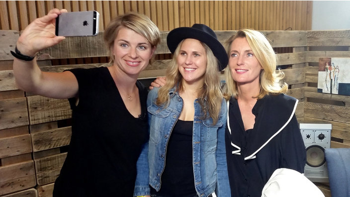 Sabine Heinrich (l) i mit Lisa und Maria Furtwängler (r).