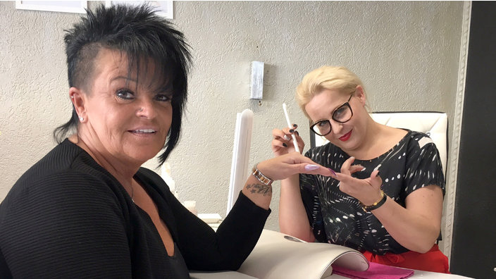 Nageldesign-Weltmeisterin Pauline und ihre beste Freundin Petra | Bildquelle: WDR Nageldesign-Weltmeisterin Pauline und ihre beste Freundin Petra