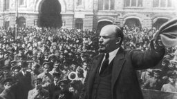 Vladimir Ilyich Lenin bei seiner Ankunft in Moskau im Oktober 1917 | Bildquelle: imago Vladimir Ilyich Lenin bei seiner Ankunft in Moskau im Oktober 1917
