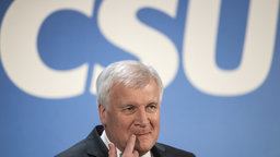 CSU-Parteivorsitzender Horst Seehofer | Bildquelle: Peter Kneffel/dpa CSU-Parteivorsitzender Horst Seehofer