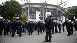 Polizisten vor einem Fussballstadion | Bildquelle: WDR/dpa Polizisten vor einem Fussballstadion