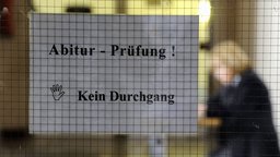 Tür aus Glas, Schild mit Schriftzug "Abitur-Prüfung Kein Durchgang" | Bildquelle: Volker Hartmann / ddp Tür aus Glas, Schild mit Schriftzug "Abitur-Prüfung Kein Durchgang"