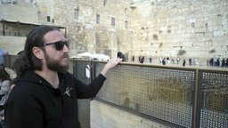 Sänger Kobi Farhi an der Klagemauer in Jerusalem | Bildquelle: WDR/Ingo Schmoll Sänger Kobi Farhi an der Klagemauer in Jerusalem