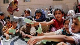 Jugendliche in Sanaa stehen um Essensrationen an | Bildquelle: Hani Mohammed/ picture alliance Jugendliche in Sanaa stehen um Essensrationen an