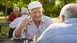 Ältere Männer spielen Schach | Bildquelle: WDR / Bosbach Kommuniaktion Ältere Männer spielen Schach