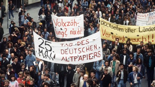 Menschen demonstrieren am 16.05.1987 in der Innenstadt von Berlin