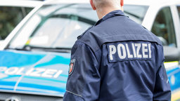 Schriftzug Polizei auf der Rückseite einer Jacke | Bildquelle: imago/Deutzmann Schriftzug Polizei auf der Rückseite einer Jacke
