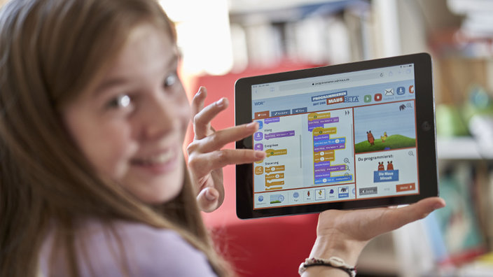 Kind mit Tablet | Bildquelle: WDR/Claus Langer Kind mit Tablet