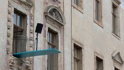 Ein Teil der Installation am Altenburger Schloss: ein Sprungbrett ragt aus einem Fenster