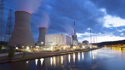 Aussenansicht Kernkraftwerk Tihange am Fluss Maas in Belgien.