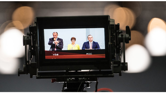 v.l.n.r. Friedrich Merz, Annegret Kramp-Karrenbauer und Jens Spahn. | Bildquelle: WDR/dpa/Federico Gambarini v.l.n.r. Friedrich Merz, Annegret Kramp-Karrenbauer und Jens Spahn.