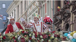 Karnevalsprinz Michael II (r) wirft Kamelle