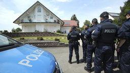 Polizeikräfte vor dem Haus des ermordeten Kasseler Regierungspräsidenten (Bild vom 3.6.)