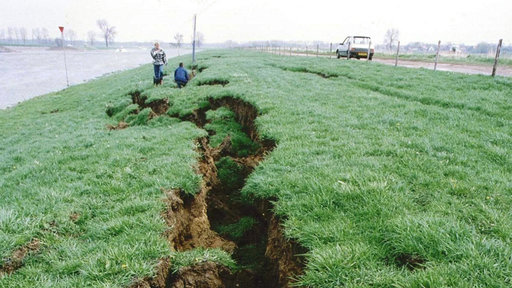 Folge eines Erdbeben am 13. April entlang einer Uferwiese