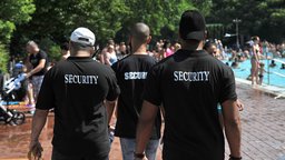 Sicherheitskräfte im Freibad