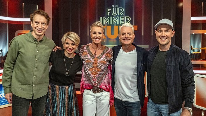 Sabine Heinrich (2.v.l.) und Ingolf Lück und den Gästen Sonja Zietlow (Mitte) und Oliver Petszokat (r). | Bildquelle: WDR/Max Kohr Sabine Heinrich (2.v.l.) und Ingolf Lück und den Gästen Sonja Zietlow (Mitte) und Oliver Petszokat (r).