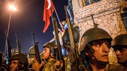 Türkische Soldaten am Taksim Platz in Istanbul | Bildquelle: Ozan Kose / AFP Türkische Soldaten am Taksim Platz in Istanbul