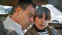 Dr. Izzeldin Abuelaish mit seinem Sohn Abdullah | Bildquelle: picture alliance / ASSOCIATED PR/ Ben Curtis Dr. Izzeldin Abuelaish mit seinem Sohn Abdullah