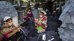 Textilproduktion in einer Firma in Bangladesch (Symbolbild)
