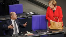 Scholz und Merkel | Bildquelle: LAIF/Hans Christian Plambeck Scholz und Merkel