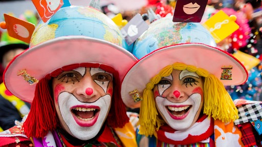 Zwei Karnevalisten in bunten Kostümen beim Karneval in Köln
