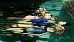 Mehrere schwangere Frauen in einem Schwimmbad