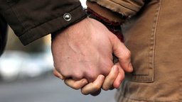 Zwei Personen halten sich an den Händen | Bildquelle: Lisa Krassuski / dpa Zwei Personen halten sich an den Händen