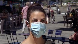 Clarissa beim Masken-Vergleich | Bildquelle: WDR Clarissa beim Masken-Vergleich