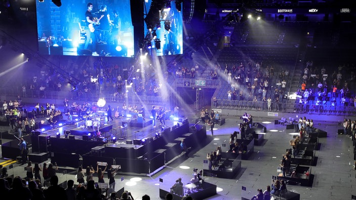 Wincent Weiss und Band live Konzert im Juni 2020 in Köln, Lanxess Arena. | Bildquelle: picture alliance/dpa/ Thomas Banneyer Wincent Weiss und Band live Konzert im Juni 2020 in Köln, Lanxess Arena.