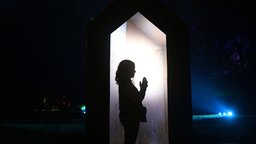 Ein Mädchen steht in einer hell erleuchteten Kapelle