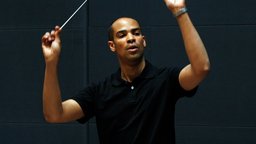 Kevin John Edusei dirigiert während des Dirigentenforums im Konzerthaus Berlinn